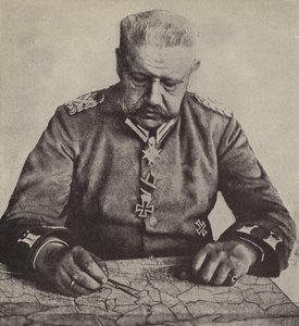 Mareşal von Hindenburg bir haritayı inceliyor (s/b fotoğraf) by Photographer German