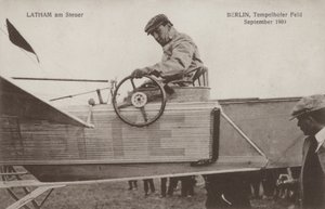 Fransız havacı Hubert Latham, uçağının kontrolünde, Tempelhof havaalanı, Berlin, Eylül 1909 (s/b fotoğraf) by Photographer German