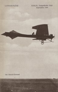 Fransız havacı Hubert Latham, Tempelhof havaalanı üzerinde uçarken, Berlin, Eylül 1909 (s/b fotoğraf) by Photographer German