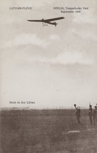 Fransız havacı Hubert Latham, Tempelhof havaalanı üzerinde uçarken, Berlin, Eylül 1909 (s/b fotoğraf) by Photographer German
