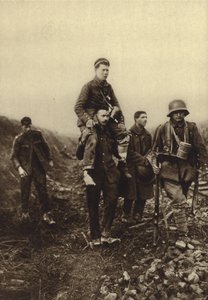 İngiliz mahkumlar tarafından savaş alanından taşınan bir bacak yarası olan Alman piyade, I. by Photographer German