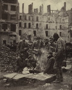 Berlin'in yıkıntıları arasında Sovyetler Birliği'ndeki esaretten serbest bırakılan Alman savaş esirleri by Photographer German