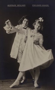 Gertrude Berliner ve Edelgard Mandel, Alman aktrisler (s/b fotoğraf) by Photographer German