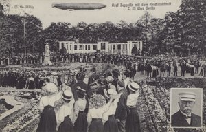 Graf Ferdinand von Zeppelin ve Berlin üzerindeki hava gemisi LZ III (s/b fotoğraf) by Photographer German