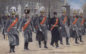 Almanya Kralı II. Wilhelm ve askeri üniformalı altı oğlu (renkli fotoğraf)