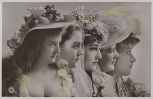 Tarihi elbiseli kadın dizisi (renkli fotoğraf) by Photographer German