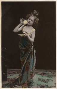 Küçük kız giyinmiş çay içiyor (renkli fotoğraf) by Photographer German