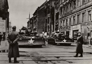 Özellikle 24 ve 28 Ekim 1961 arasında, tanklarla desteklenen ağır silahlı ABD askerlerinin Alman Demokratik Cumhuriyeti