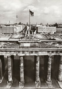 Güvenli sınırlarla korunan GDR başkentinin inşaatı devam ediyor (s/b fotoğraf) by Photographer German
