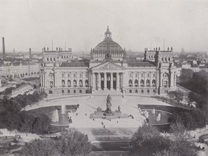 Reichstag Binası ve Bismarck Anıtı (s/b fotoğraf) by Photographer German