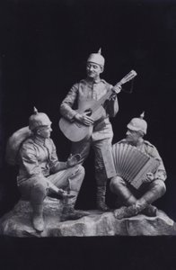 Müzik çalan bir grup Birinci Dünya Savaşı Alman askerini betimleyen heykel (s/b fotoğraf) by Photographer German