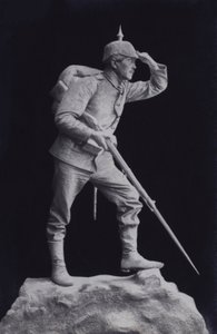 Savaş alanına bakan bir Birinci Dünya Savaşı Alman askerinin heykeli (s/b fotoğraf) by Photographer German