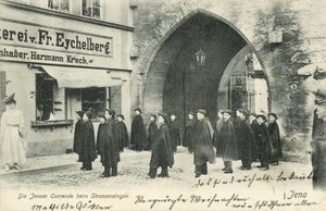 Almanya, Jena sokaklarında şarkı söyleyen öğrenci korosu (s/b fotoğraf) by Photographer German