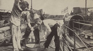 Bir Alman torpido botunda günlük yıkama (s/b fotoğraf) by Photographer German