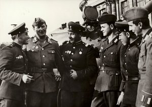 Ulusal Halk Ordusu askerleri, Sovyet Ordusu askerleriyle yakın dostluk kuruyor (s/b fotoğraf) by Photographer German