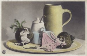 Bir tabak çanak çömlek üzerindeki minik kızlar (renkli fotoğraf) by Photographer German