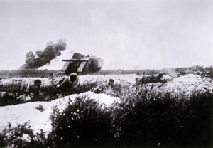 Birinci Dünya Savaşı Alman fırtına birlikleri, ele geçirilen bir İngiliz Mark IV tankı tarafından desteklenen alev makinesi ilerleyişiyle donanmış by Photographer German