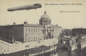 Zeppelin LZ III, Berlin Şehir Sarayı üzerinde uçuyor (s/b fotoğraf) by Photographer German