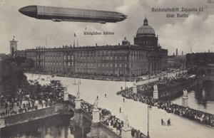 Zeppelin LZ III, Berlin Şehir Sarayı üzerinde uçuyor (s/b fotoğraf) by Photographer German