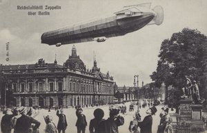 Berlin üzerinde uçan zeplin zeplin (s/b fotoğraf) by Photographer German