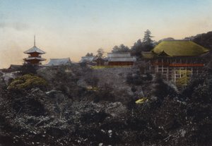 Japonya, c.1912: Kiyomizu Tapınağı, uçurumun kenarında asılı sahnesi ve Kyoto şehrinin beş görünümüyle dikkat çekiyor (fotoğraf) by Photographer Japanese