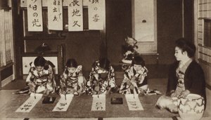 Anaokulu sınıfında fırçalarla yazan Japon kız öğrenciler (s/b fotoğraf) by Photographer Japanese