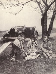 Piknikte batı kıyafetleri giyen Japon kadınları (s/b fotoğraf) by Photographer Japanese