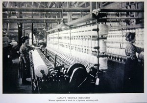 Bir Japon iplik fabrikasında çalışan kadın operatörler by Photographer Japanese