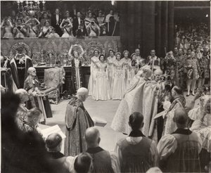 Düşes Mary, taç giyme töreninde Kraliçe II. Elizabeth