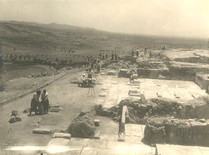 Phaistos sarayının kazılarının görünümü, Luigi Pernier ve Federico Halbherr liderliğindeki İtalyan arkeolojik misyonu, Girit, Yunanistan by Blaise Nicolas Le Sueur