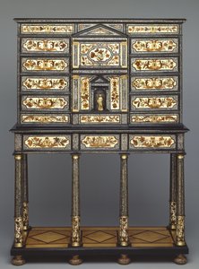 Stand üzerinde dolap by Pierre Gole