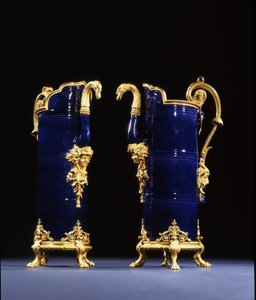 İki Sürahi, c.1767 (bronz süslemeli porselen) by Pierre Gouthière