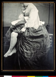Kontes Verasis de Castiglione nee Virginia Oldoini, bir masada oturuyor. Kontes bacaklarını ve ayaklarını soymak için elbisesini kaldırdı. Louis Pierson (1822-1913) 1863 Paris, Musee d