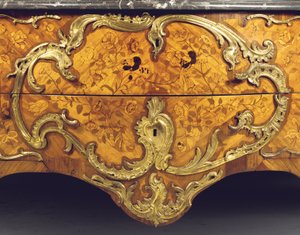Adrien Delorme tarafından satılan bir Louis XV komodinin detayı (ormolu monte lale ağacı, amaranth, meyve ağacı ve kakmacılık) (ayrıca bkz. 463007)