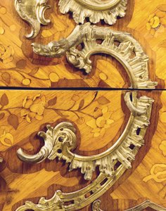 Adrien Delorme tarafından satılan bir Louis XV komodinin detayı (ormolu monte lale ağacı, amaranth, meyve ağacı ve kakmacılık) (ayrıca bkz. 463007)