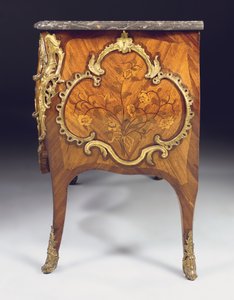 Adrien Delorme tarafından perakende olarak satılan Louis XV komodin (ormolu monte lale ağacı, amaranth, meyve ağacı ve kakmacılık) (ayrıca bkz. 463008)