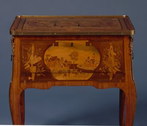 Geçiş tablosu a la Bourgogne, detay (ormolu monte lale ağacı ve kakmacılık) (ayrıca bkz. 463012, 463013 ve 463014)