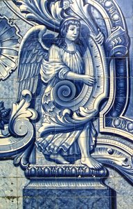 Bir meleği betimleyen dekoratif panel, Lamego, Portekiz. 1738 (seramik karolar) by Portuguese School