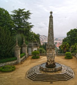 Nossa Senhora dos Remedios dikilitaşı, Lamego, Portekiz Tapınağı. 1738 (granit)