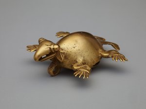 Sarkıt çan: kaplumbağa, 800-1200 (altın) by Pre Columbian Pre Columbian