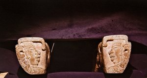 Tören maçlarında kullanılan boyunduruğun detayı, Vera Cruz (taş) by Pre-Columbian Pre-Columbian