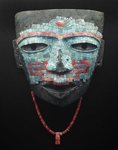 Turkuaz ve kırmızı kabuk mozaik kaplı cenaze maskesi. Teotihuacan, Mexico City