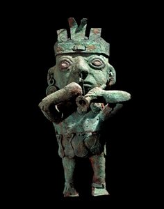 Kolomb öncesi sanat, Vicus kültürü (Peru): Bir müzisyeni temsil eden bronz heykelcik. Yaklaşık 200 AD JC. Lima, Altın Müzesi, Peru