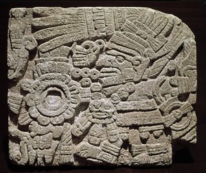 Kolomb öncesi sanat, karışık medeniyet: zengin giyimli bir karakteri temsil eden yontulmuş göğüs - Oaxaca