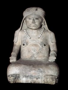 Kolomb öncesi sanat: başörtülü yaşlı kadın. Veracruz Heykeli (Meksika)