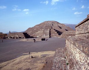 Kolomb öncesi uygarlık: Teotihuacan bölgesinin görünümü (MÖ 300-MS 600): Ay tapınağı (veya piramidi). Meksika by Pre Columbian Pre Columbian
