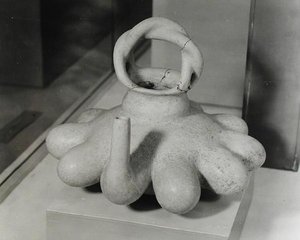 On meme ucu formuyla süslenmiş vazo, Huastecan, c.1000-1250 (pişmiş toprak) (s/b fotoğraf) by Pre-Columbian Pre-Columbian