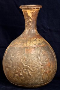 Bir atlı ile yaya bir savaşçı arasındaki mücadeleyi tasvir eden şişe (pişmiş toprak)