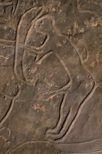 İnsan figürü ve boğa başı (kaya oymacılığı) by Prehistoric