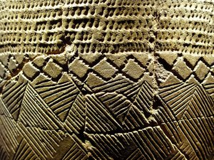 “Tarak dişli” dekorlu çanak çömlek, MÖ 8000 dolaylarında Neolitik Dönem, Amsa-Dong, Kore. Fotoğraf, Seul Ulusal Müzesi, Kore Cumhuriyeti by Prehistoric Prehistoric